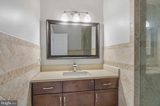 9518 Unity Ln, Lorton, VA 22079 - full bath featuring tile walls, vanity, and tiled shower