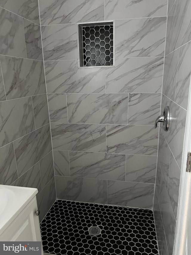 2036 W Ontario St, Philadelphia, PA 19140 - full bath featuring tiled shower and vanity