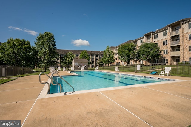 1000 Fountanview Cir, Newark, DE 19713 - community pool with a patio area