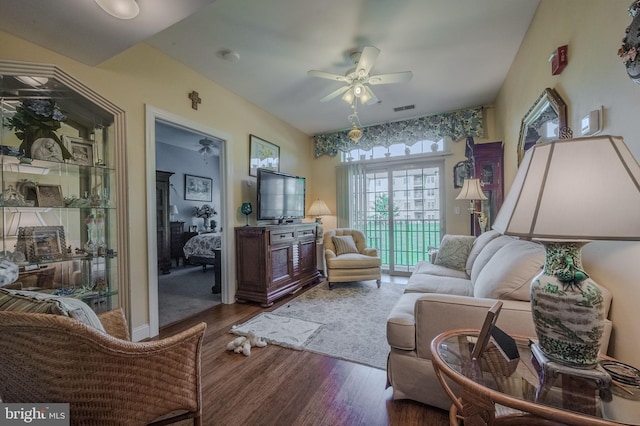 1000 Fountanview Cir, Newark, DE 19713 - living area with wood finished floors and a ceiling fan