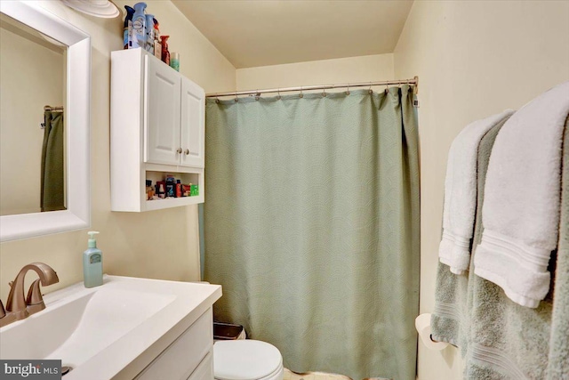 30 N Dwight St, Reading, PA 19609 - bathroom with vanity and curtained shower