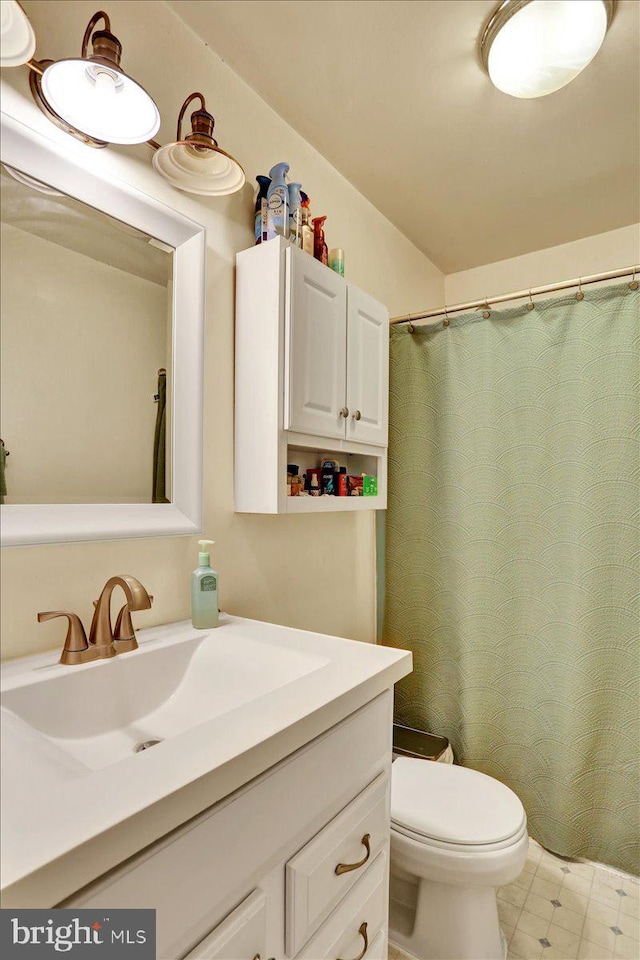30 N Dwight St, Reading, PA 19609 - bathroom featuring vanity and curtained shower