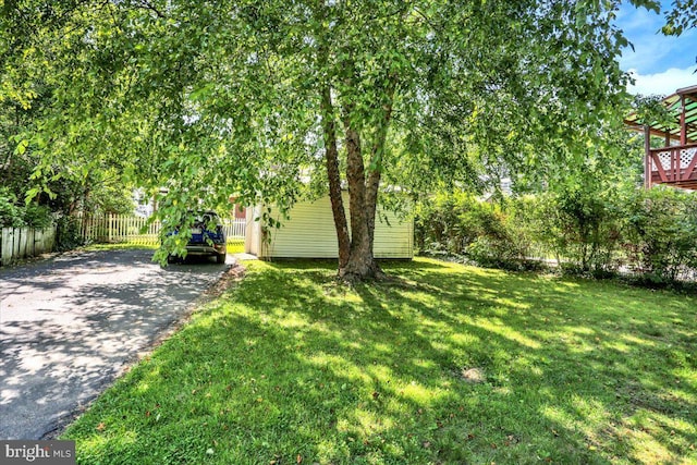 30 N Dwight St, Reading, PA 19609 - view of yard featuring asphalt driveway
