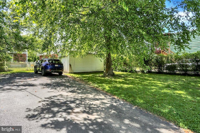 30 N Dwight St, Reading, PA 19609 - view of yard featuring driveway