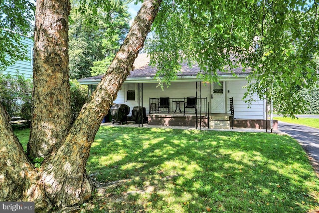 30 N Dwight St, Reading, PA 19609 - view of front facade featuring a porch, a front yard, and a shingled roof