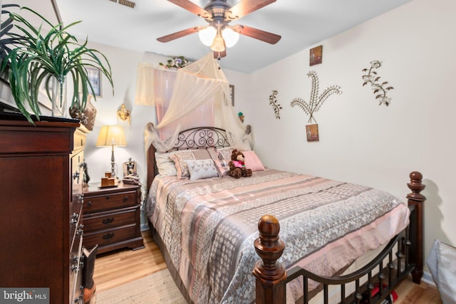5955 Plumwood Ln, Woodbridge, VA 22193 - bedroom with light wood-style floors and a ceiling fan