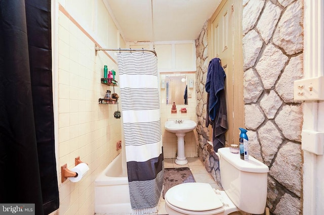 1407 Hill Rd, Reading, PA 19602 - full bath featuring tile patterned floors, tile walls, and shower / tub combo with curtain
