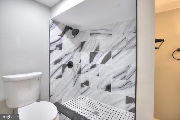 429 N Lakewood Ave, Baltimore, MD 21224 - bathroom featuring toilet and a tile shower