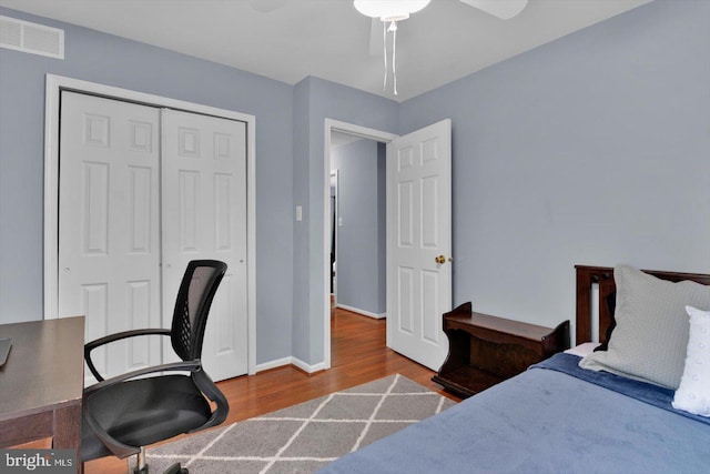 26 Millbank Ln, Voorhees, NJ 08043 - bedroom featuring wood finished floors, a desk, a closet, and a ceiling fan