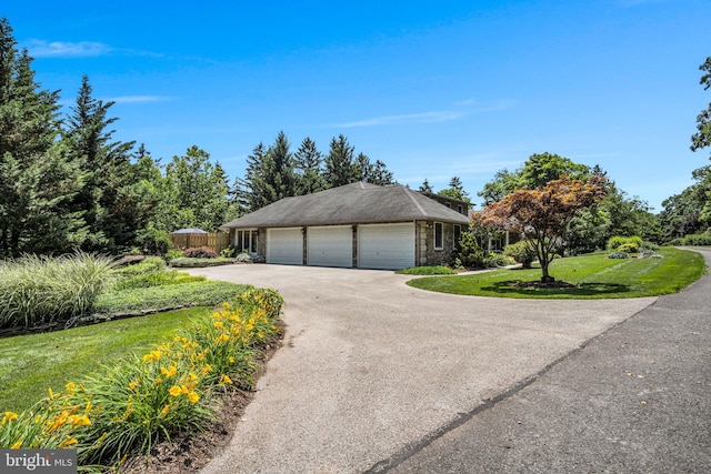 220 Longview Blvd, Gettysburg, PA 17325 - ranch-style house featuring asphalt driveway and a front lawn