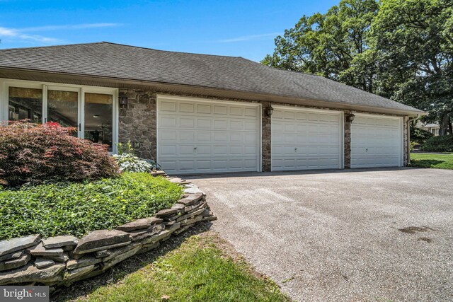 220 Longview Blvd, Gettysburg, PA 17325 - garage with driveway