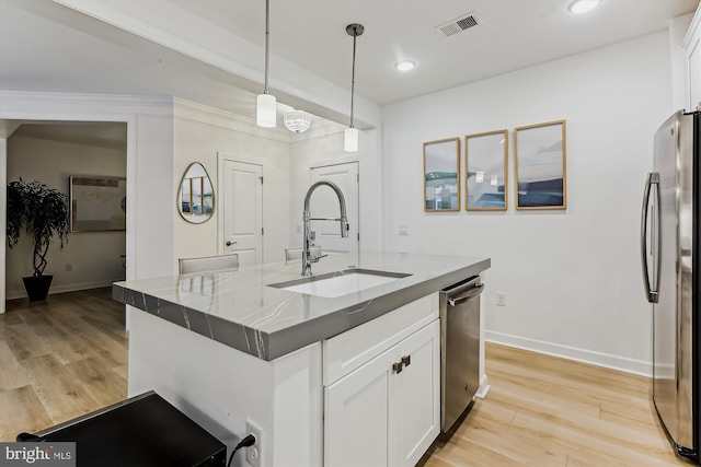 6107 Fairview Farm Dr Unit 306, Alexandria, VA 22315 - kitchen with appliances with stainless steel finishes, white cabinetry, light wood-type flooring, a center island with sink, and recessed lighting