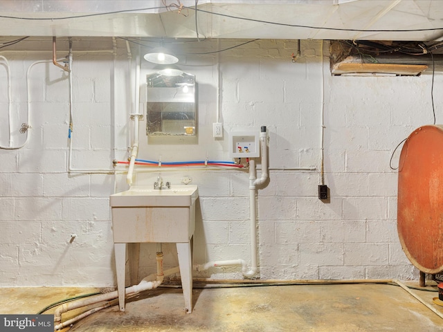 55 W Duck St, Front Royal, VA 22630 - unfinished below grade area featuring oil tank