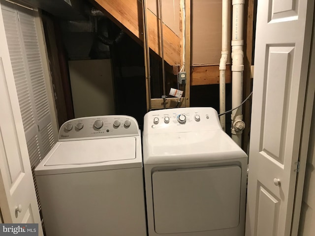 426 Shady Glen Dr, Capitol Heights, MD 20743 - washroom featuring independent washer and dryer