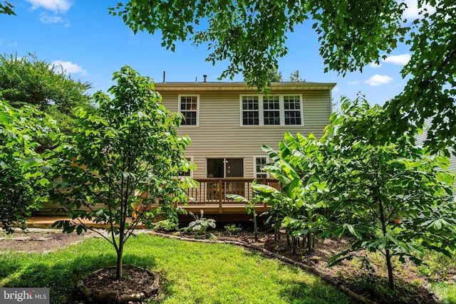 14908 Slippery Elm Ct, Woodbridge, VA 22193 - rear view of property featuring a deck and a lawn