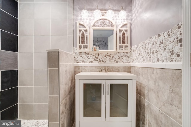 7723 Meath Rd, Baltimore, MD 21222 - full bath featuring vanity, tile walls, and tiled shower