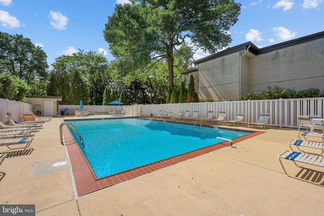 7 Rockford Rd Unit F1, Wilmington, DE 19806 - community pool with a patio
