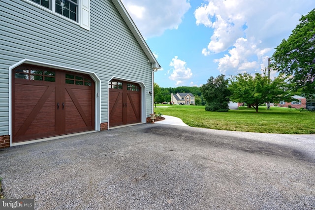 10905 Powers Ave, Cockeysville, MD 21030 - garage featuring asphalt driveway