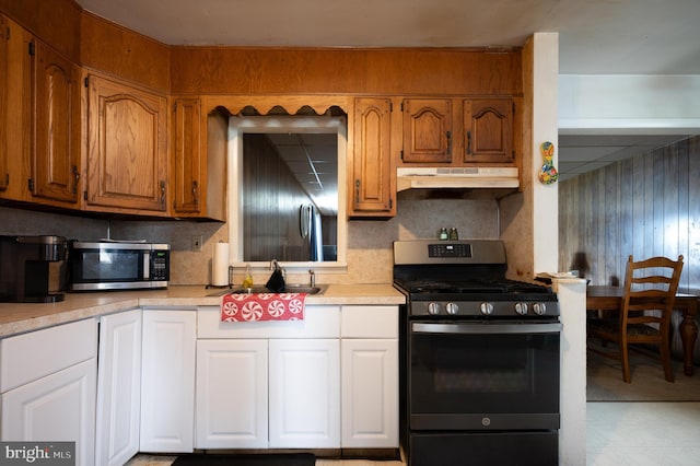 1319 Kenwood Rd, Wilmington, DE 19805 - kitchen with stainless steel appliances, under cabinet range hood, light countertops, and tasteful backsplash