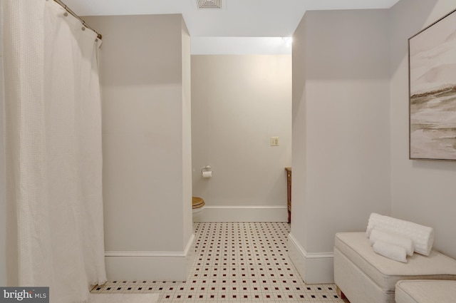 1012 Grant St, Herndon, VA 20170 - full bathroom featuring toilet and a shower with curtain