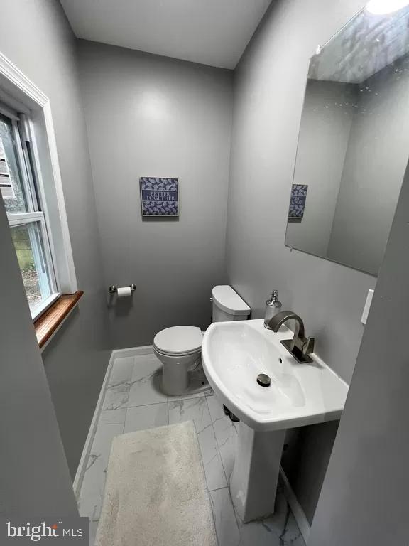 2057 N Franklin St, Philadelphia, PA 19122 - bathroom featuring marble finish floors