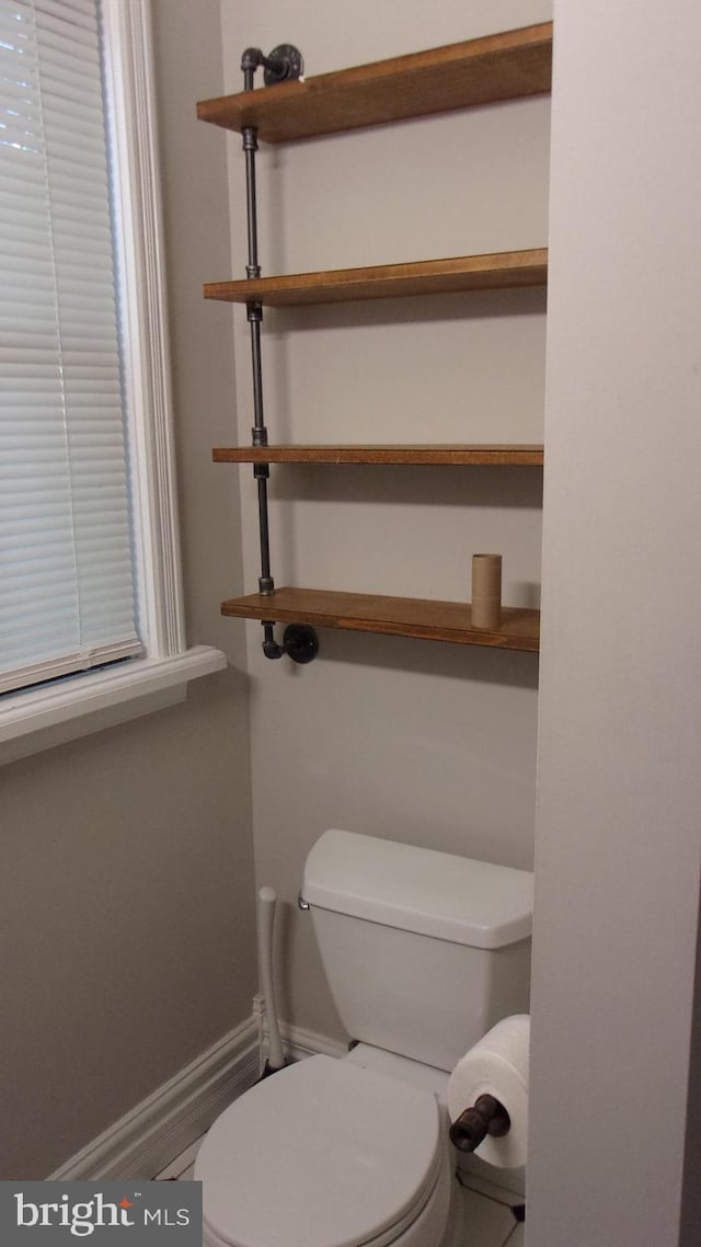 139 N 11th St, Allentown, PA 18102 - bathroom featuring toilet and baseboards
