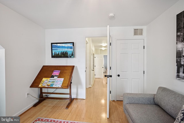 330 W George St, Philadelphia, PA 19123 - living room with light wood-style floors