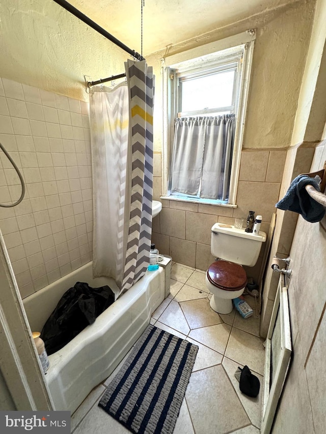 2072 Pickwick St, Philadelphia, PA 19134 - full bath featuring shower / tub combo with curtain, tile walls, and tile patterned flooring