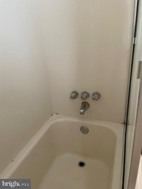 6813 10th Ave, Takoma Park, MD 20912 - full bath with a bathtub