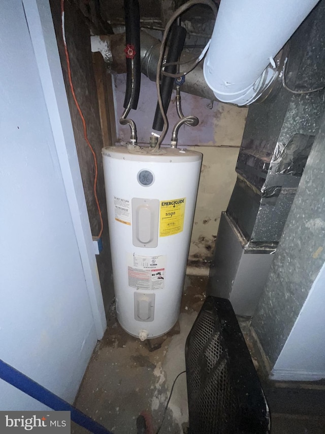 2525 N Lee St, Philadelphia, PA 19125 - utility room with water heater