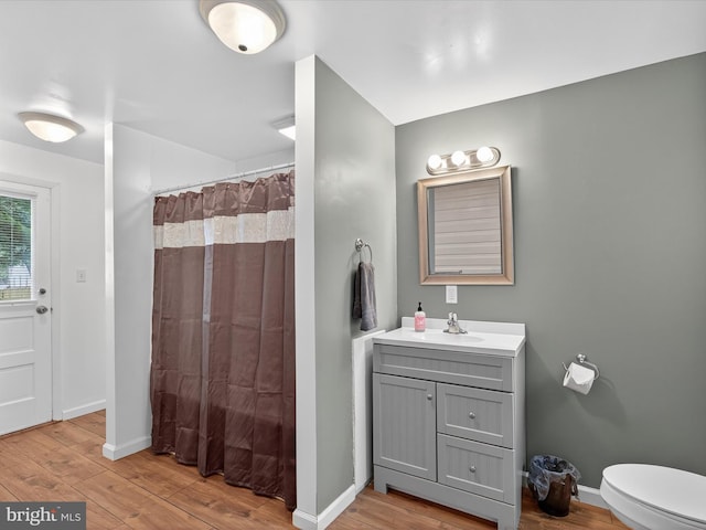 31 W Ferdinand St, Manheim, PA 17545 - full bath featuring wood finished floors, vanity, and a shower with curtain