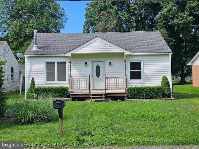113 Old Wharf Ln, Queenstown, MD 21658 - bungalow-style house featuring a shingled roof and a front yard