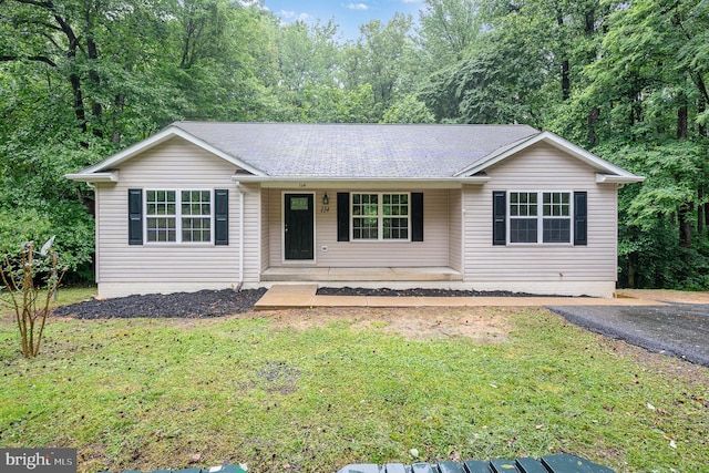 114 Dragoon Dr, Montross, VA 22520 - ranch-style home featuring covered porch, a front yard, and a shingled roof