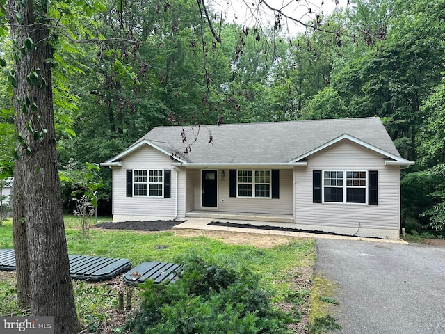 114 Dragoon Dr, Montross, VA 22520 - ranch-style house with a porch and a shingled roof