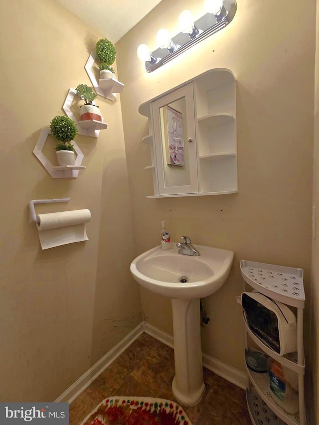 476 W Harvest Ln, Middletown, DE 19709 - bathroom with baseboards and a sink