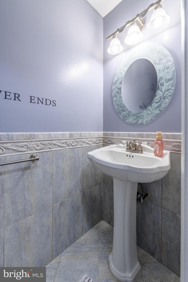 1981 Greentree Rd, Cherry Hill, NJ 08003 - bathroom featuring tile walls and wainscoting