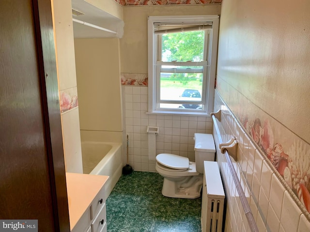 3019 Old Rte 22, Hamburg, PA 19526 - bathroom featuring healthy amount of natural light, tile walls, a bathtub, a wainscoted wall, and vanity