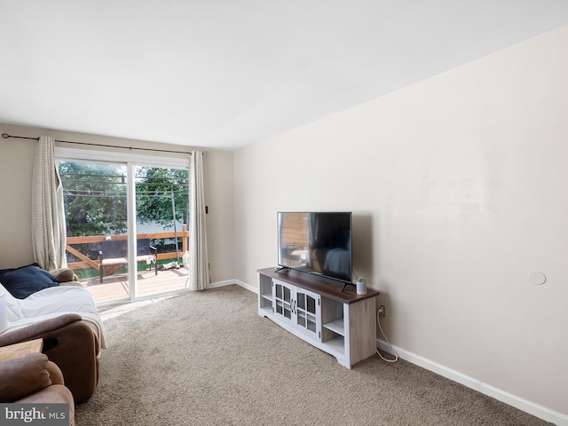 102 W Keystone Ave, Wilmington, DE 19804 - carpeted living area with baseboards