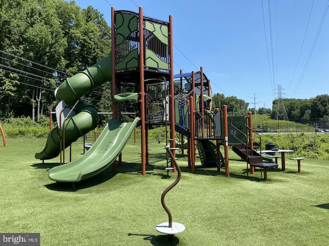 6110 Joust Ln, Alexandria, VA 22315 - communal playground with a yard