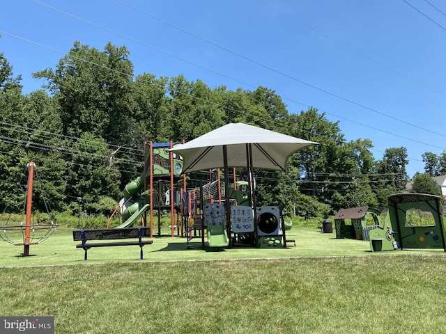 6110 Joust Ln, Alexandria, VA 22315 - community play area featuring a lawn