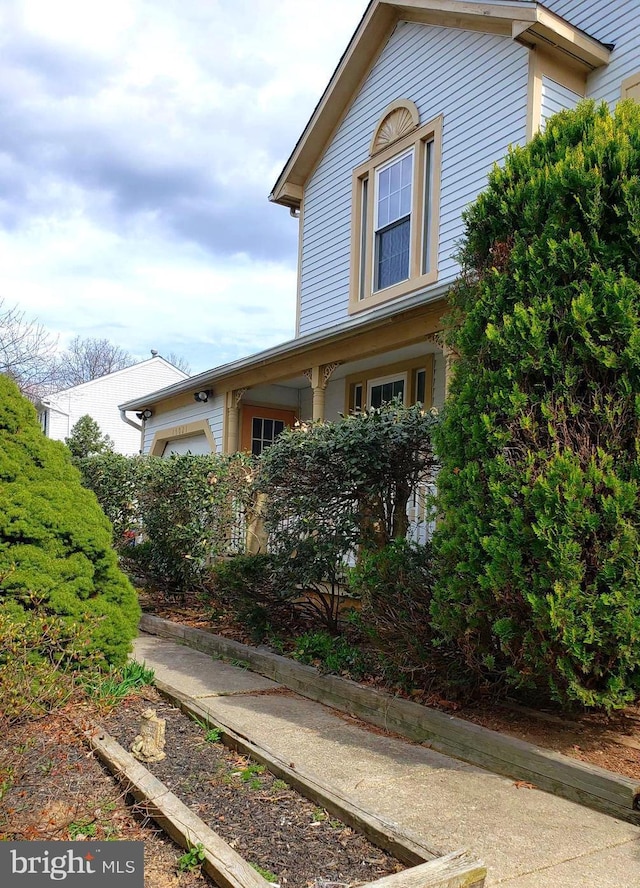15021 Mcknew Rd, Burtonsville, MD 20866 - view of side of home with an attached garage