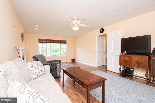 75 Westminster Dr, Front Royal, VA 22630 - living area with ceiling fan, wood finished floors, a textured ceiling, and recessed lighting