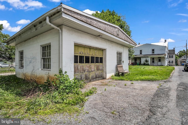 345-347 W Penn St, Carlisle, PA 17013 - view of side of property featuring concrete block siding, driveway, and a yard