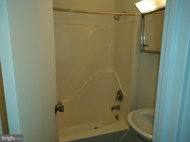 228 Canal Park Dr Unit G-208, Salisbury, MD 21804 - bathroom featuring shower / tub combination