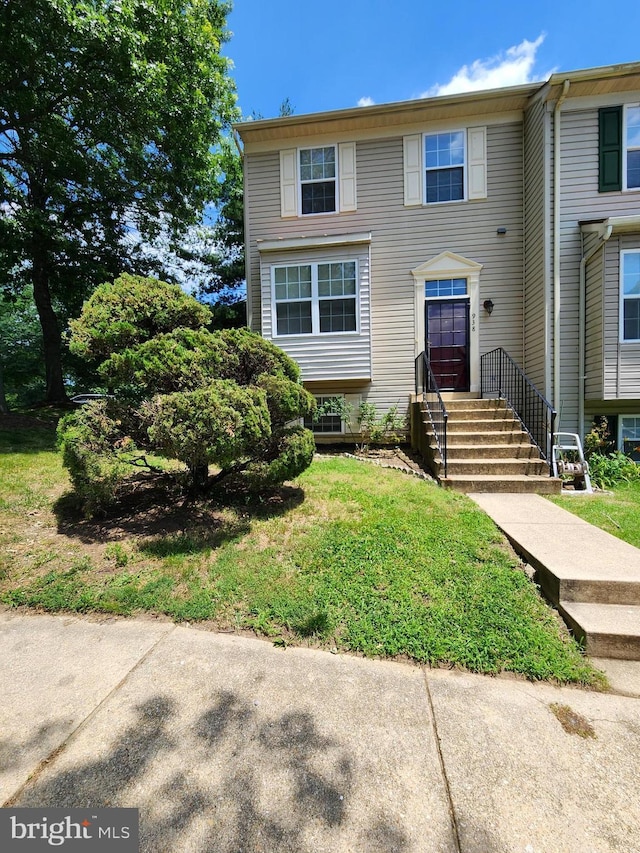 938 Newington Ct, Capitol Heights, MD 20743 - view of front facade featuring a front lawn
