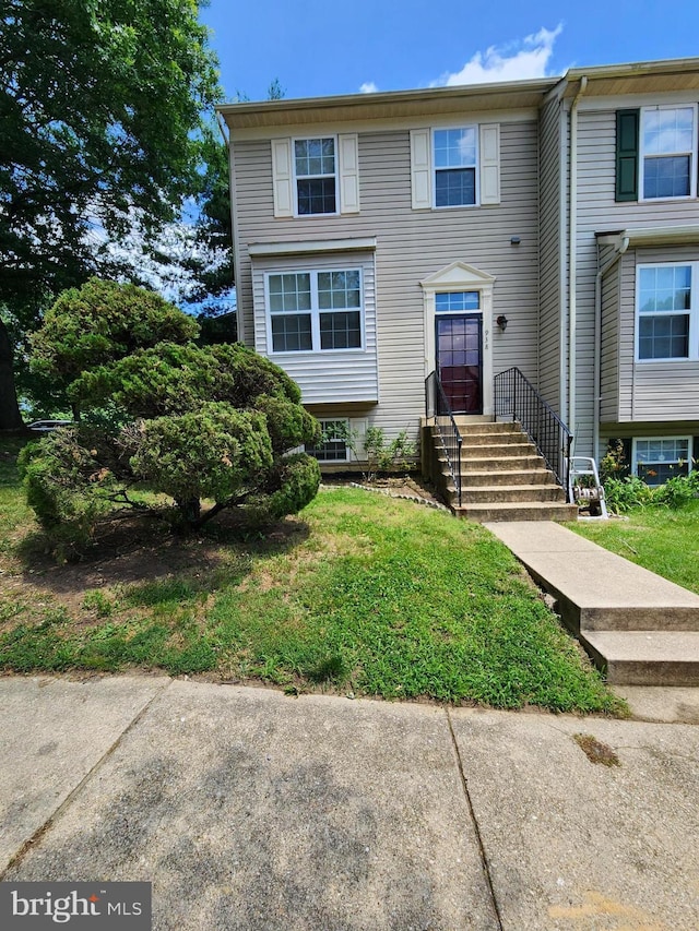 938 Newington Ct, Capitol Heights, MD 20743 - townhome / multi-family property with a front lawn