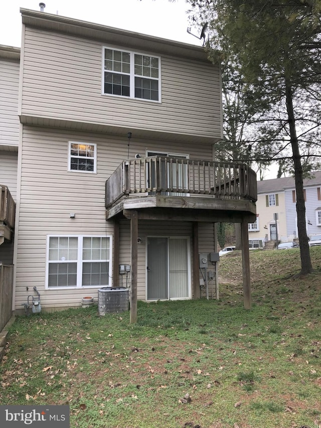938 Newington Ct, Capitol Heights, MD 20743 - back of property with a lawn and a deck