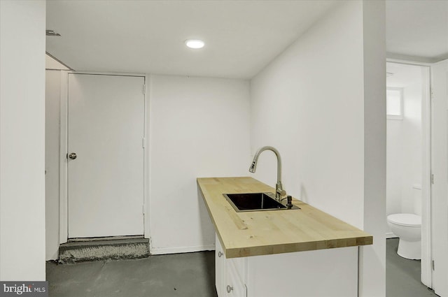 522 E Simpson St, Mechanicsburg, PA 17055 - laundry area featuring a sink and recessed lighting