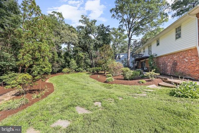 906 Danton Ln, Alexandria, VA 22308 - view of green lawn with stairs