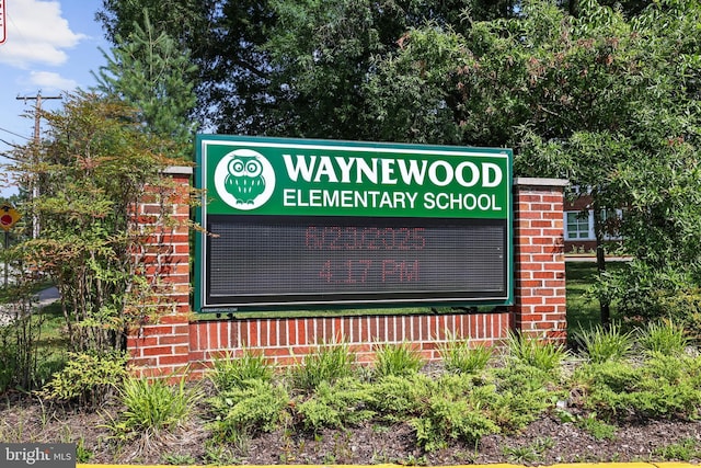 906 Danton Ln, Alexandria, VA 22308 - view of community sign